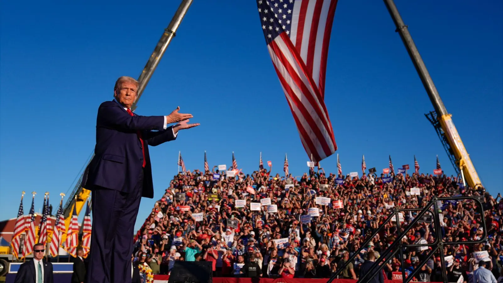 Trump: „Unsere Bewegung (...) ist stärker, stolzer, geeinter, entschlossener und dem Sieg näher als je zuvor.“  (Foto: Evan Vucci/AP/dpa)