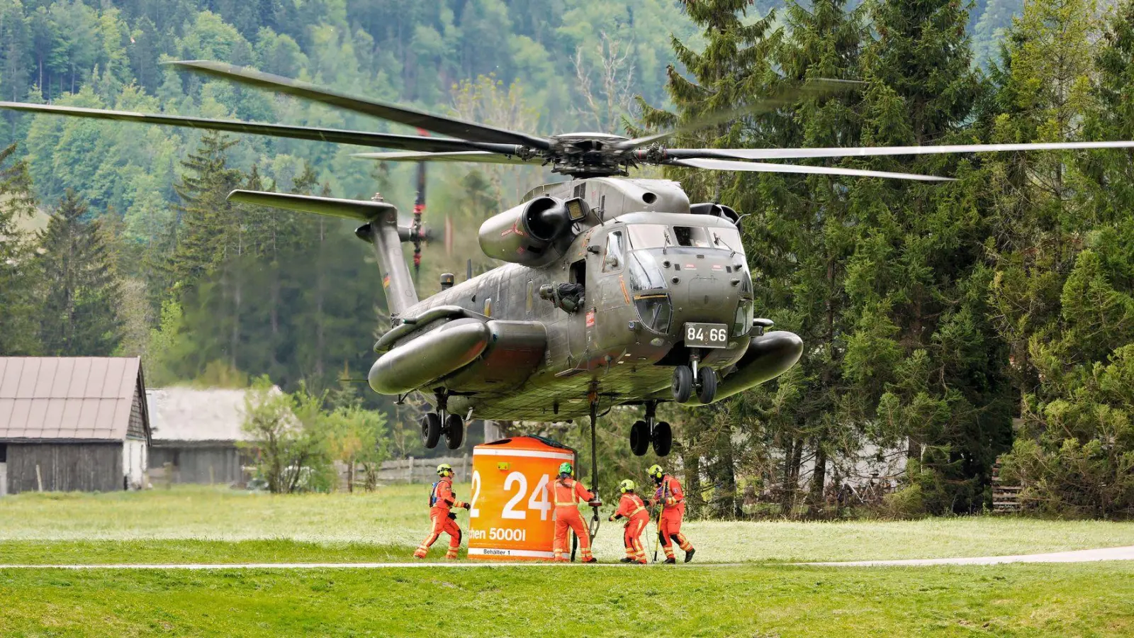 Hubschrauber starten weiter zu Löschflügen.   (Foto: Uwe Lein/dpa)