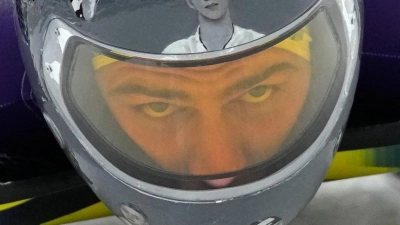 Der Ukrainer Wladyslaw Heraskewytsch will weiter mit seinem besonderen Helm starten. (Foto: Alessandra Tarantino/AP/dpa)