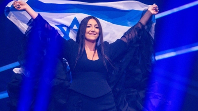 Der staatliche TV-Sender RTVE kündigte derweil an, man werde eine Überprüfung des Publikumsvotings beantragen, das die Teilnehmerin Israels(Yuval Raphael mit dem Song „New Day Will Rise“) am Samstag auf Platz 2 katapultiert hatte.  (Foto: Jens Büttner/dpa)