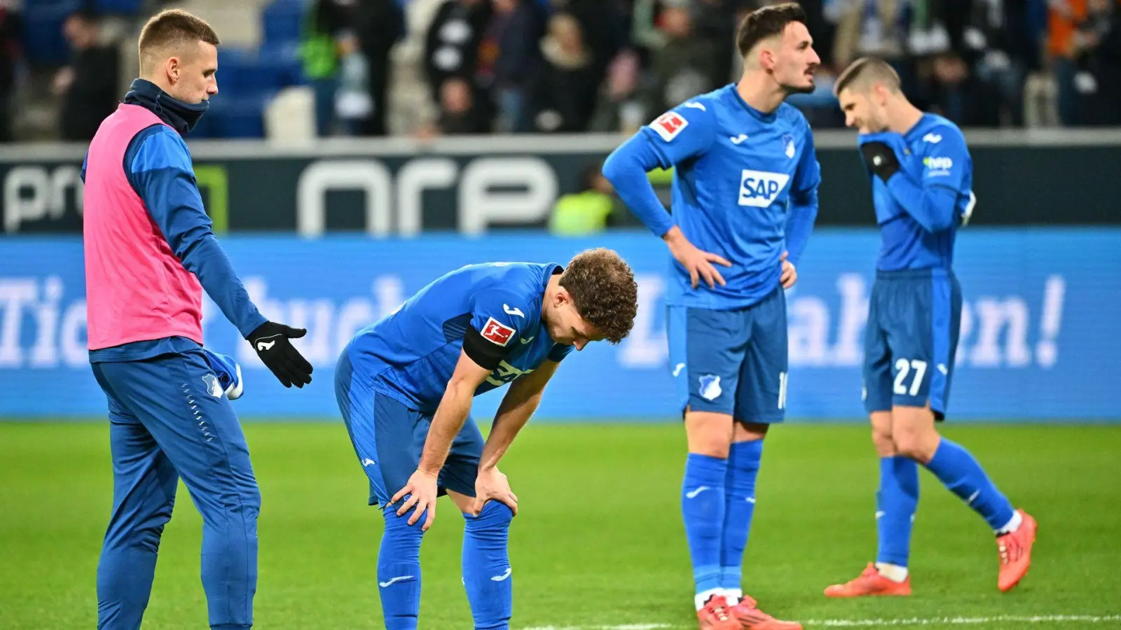 Frustrierte Hoffenheimer Profis nach dem 1:2 gegen Gladbach. (Foto: Jan-Philipp Strobel/dpa)