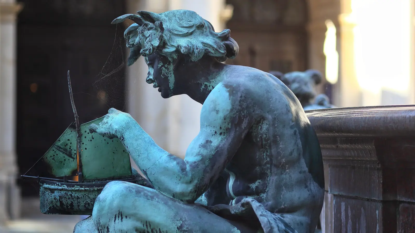 Ohne Wasser und ohne Schiffe ist Hamburg nicht zu denken. Am Hygieia-Brunnen im Hamburger Rathaus sitzt dann auch ein Mann mit Segelschiff. Der Brunnen, in dessen Zentrum die griechische Göttin der Gesundheit steht, erinnert vor allem an die verheerende Hamburger Cholera-Epedemie von 1892. Sie kostete 8000 Menschen das Leben. (Foto: Thomas Wirth)