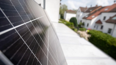 Durch das Solarpaket vereinfacht die Bundesregierung zukünftig die Installation von Steckersolargeräten für Verbraucherinnen und Verbraucher. (zu dpa: „So kommen Mieter und Eigentümer zu einem Balkonkraftwerk“) (Foto: Sebastian Gollnow/dpa/dpa-tmn)