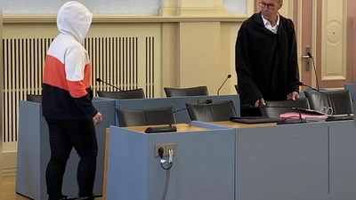 Die wegen Totschlags angeklagte Mutter betritt den Gerichtssaal.  (Foto: Tatjana Bojic/dpa)