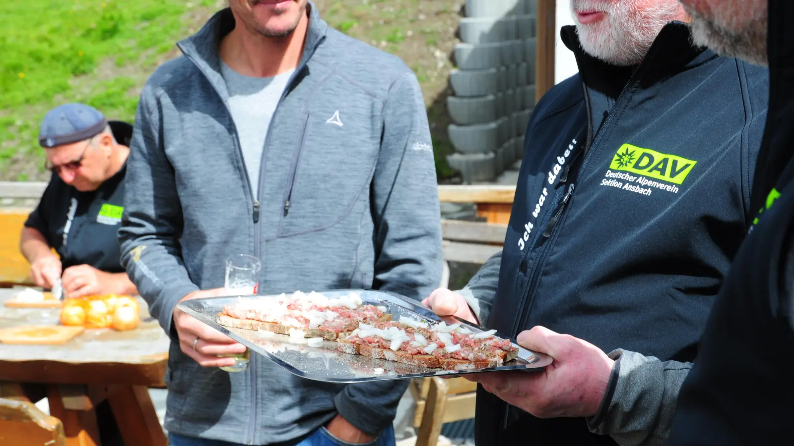 Für die einheimischen Handwerker gibt es noch eine Spezialität zum Probieren: Bratwurstgehäck auf Brot, Katzbrot genannt.  (Foto: Jonas Volland)