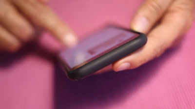Screenreader sind für blinde und sehbehinderte Menschen auch auf Smartphones essenziell: Damit das Vorgelesene aber nicht zur Qual wird, können Content-Erstellende einige einfache Dinge beachten. (Foto: Karl-Josef Hildenbrand/dpa/dpa-tmn)