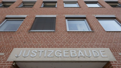 Vor dem Landgericht Landshut wird einer 44 Jahre alten Frau der Prozess gemacht. Sie soll ihren Lebenspartner aus Habgier ermordet haben. (Archivbild) (Foto: Armin Weigel/dpa)