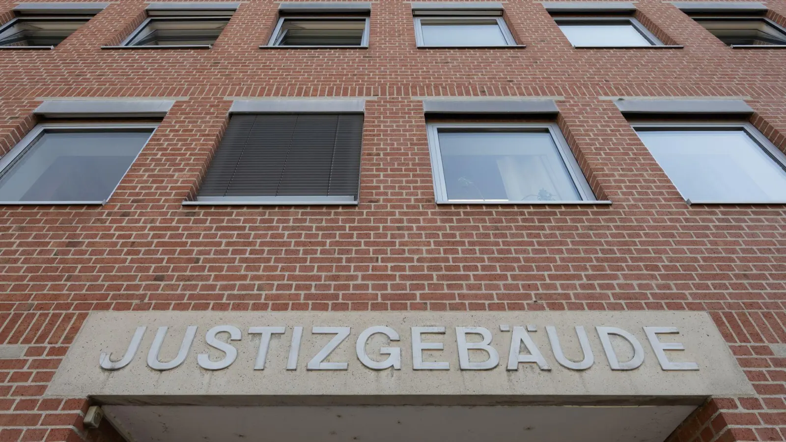 Vor dem Landgericht Landshut wird einer 44 Jahre alten Frau der Prozess gemacht. Sie soll ihren Lebenspartner aus Habgier ermordet haben. (Archivbild) (Foto: Armin Weigel/dpa)