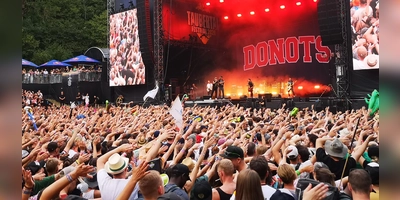 Die Donots gratulierten dem Festival zum runden Geburtstag mit ihrem 14. Auftritt dort und wurden von den Fans gefeiert. (Foto: Jürgen Binder)