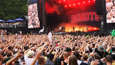Die Donots gratulierten dem Festival zum runden Geburtstag mit ihrem 14. Auftritt dort und wurden von den Fans gefeiert. (Foto: Jürgen Binder)