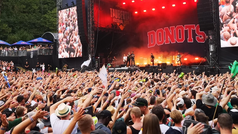 Die Donots gratulierten dem Festival zum runden Geburtstag mit ihrem 14. Auftritt dort und wurden von den Fans gefeiert. (Foto: Jürgen Binder)