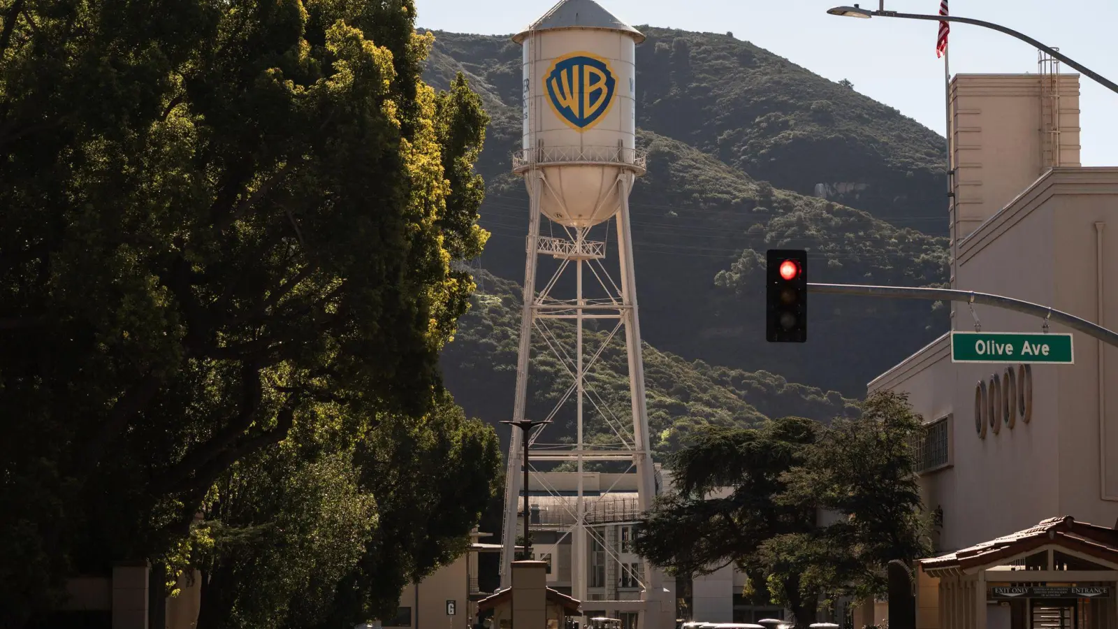 Warner Brothers ist ein Hollywood-Urgestein. (Archivbild) (Foto: Jae C. Hong/AP/dpa)