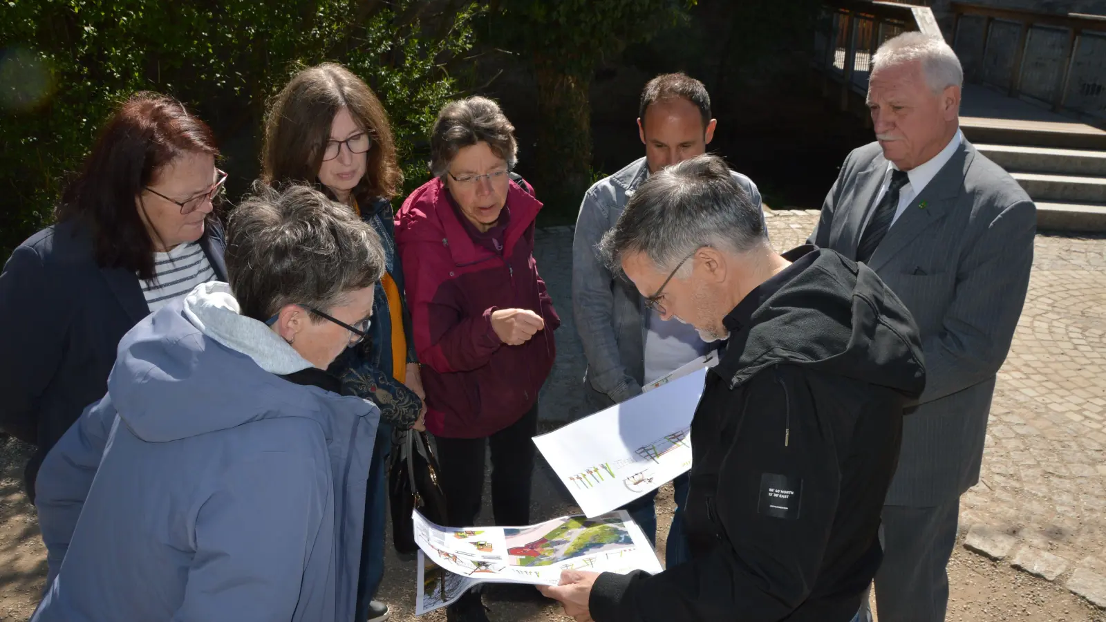 Beim Ortstermin anlässlich der Katze-Spende für ein neues Klettergerüst an Neustadts inklusivem Spielplatz zeigte Bauamtsleiter Gerald Schorr den Katze-Verantwortlichen die Pläne zur Erweiterung dieses Areals für Kinder.  (Foto: Patrick Lauer)