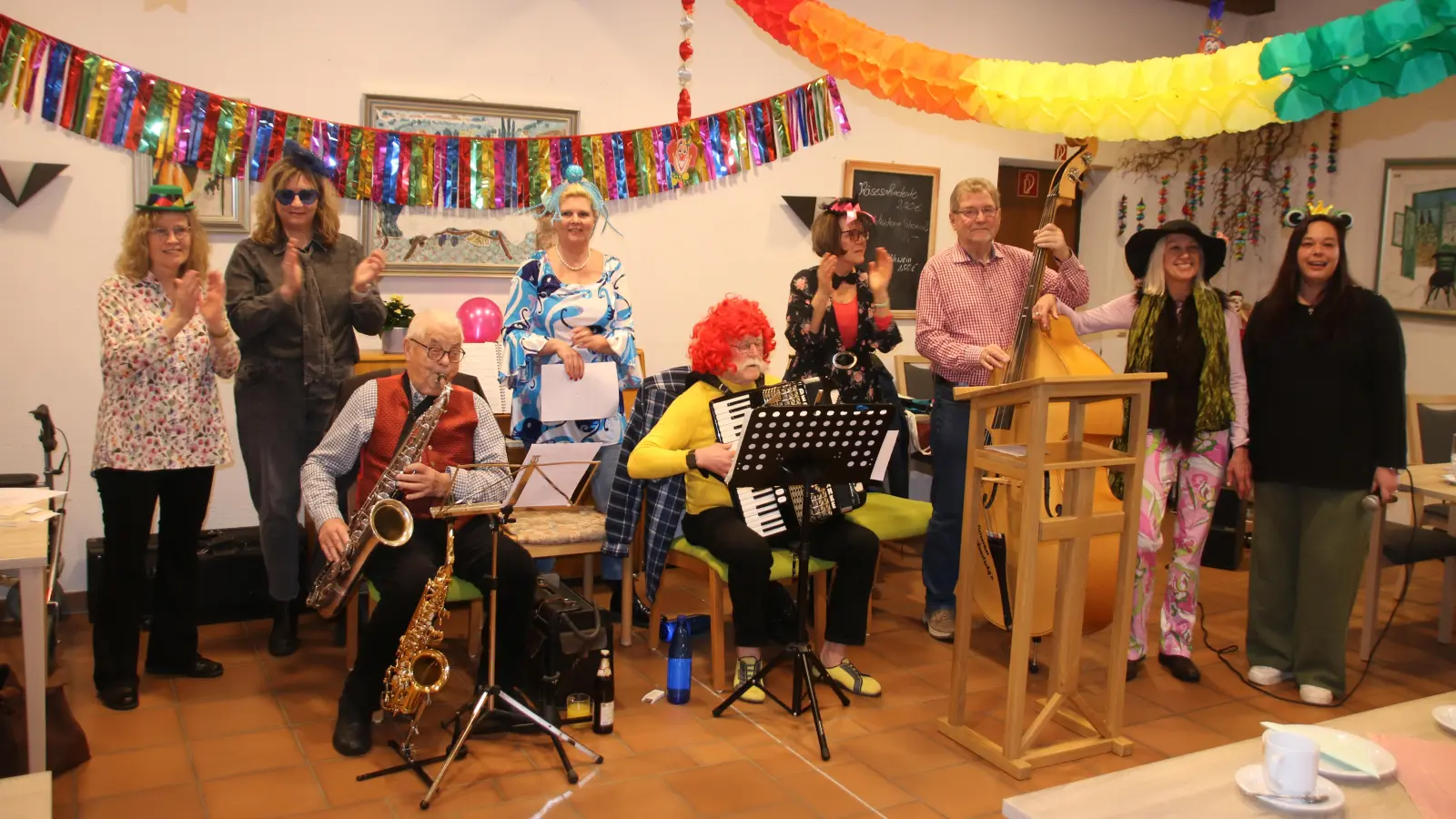 Gabriele Müllender, Beate Junkersfeld, Gerhard Müller, Silke Sagmeister-Eberlein, Karl-Heinz Eisenreich, Susanne Landgraf, Werner Vieröther, Jutta Striffler und Denise Hoffmann (von links) machten den Seniorinnen und Senioren zum Rosenmontag eine Freude. (Foto: Stefan Neidl)