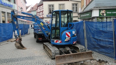 Seit Anfang der Woche wird in der Uzstraße – hier direkt vor der Buchhandlung Rupprecht – und im Lehenshof gebuddelt, um Leitungen auszutauschen. (Foto: Winfried Vennemann)