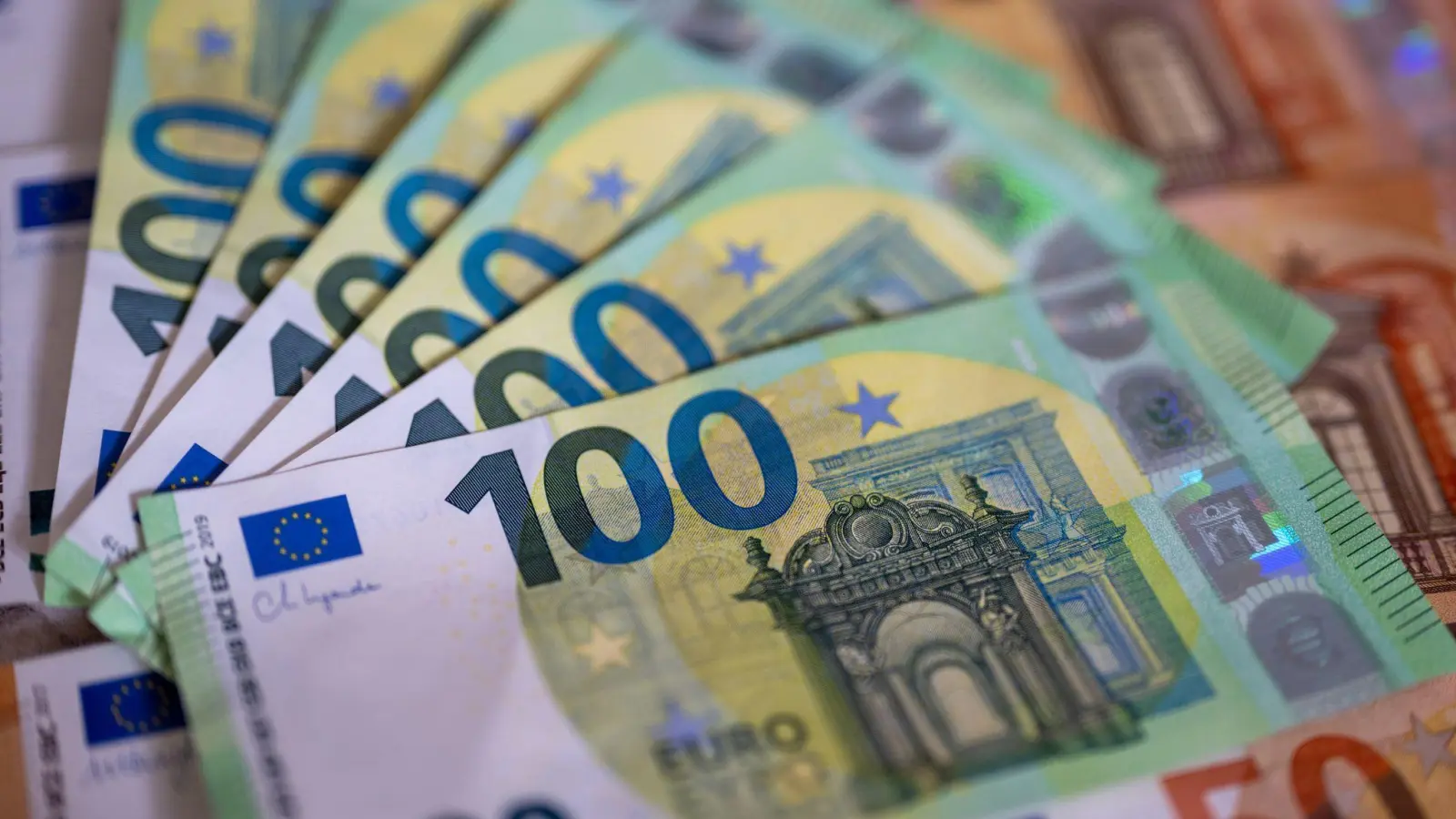 Im Nachhinein kamen dem Mann Zweifel an dem Geschäft. Er verständigte daraufhin die Polizei. (Symbolbild: Carsten Rehder/dpa)