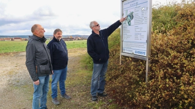 Friedrich Kränzlein, Wolfgang Volk und Heinz Engelhardt vor der Tafel, auf der die technischen Details der Bürgerwindkraftanlage beschrieben sind. (Foto: Martina Haas)