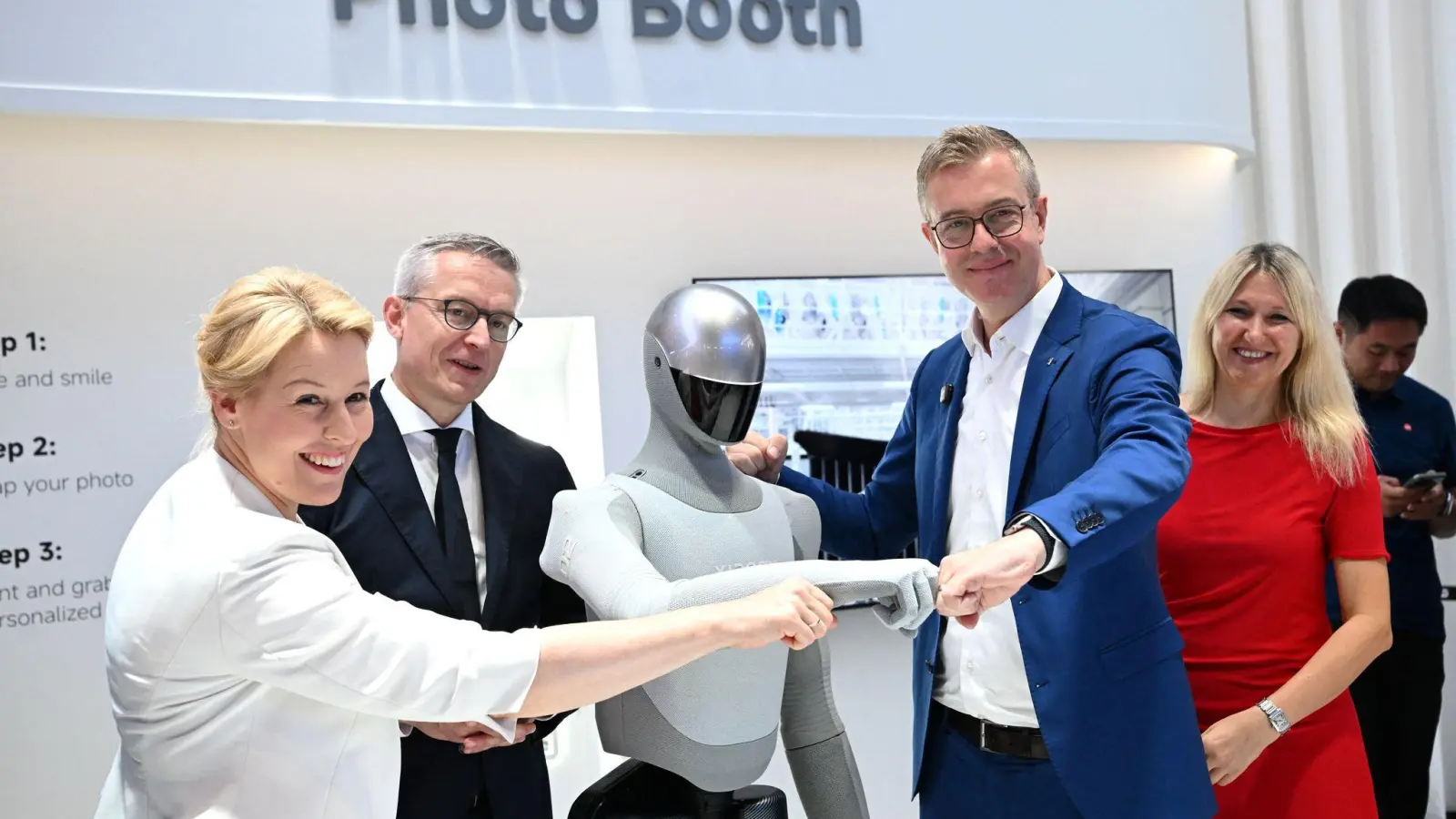 Beim Eröffnungsrundgang zur diesjährigen IFA wurde den Politikern unter anderem ein Roboter der Marke Xiaomi präsentiert. (Foto: Bernd von Jutrczenka/dpa)