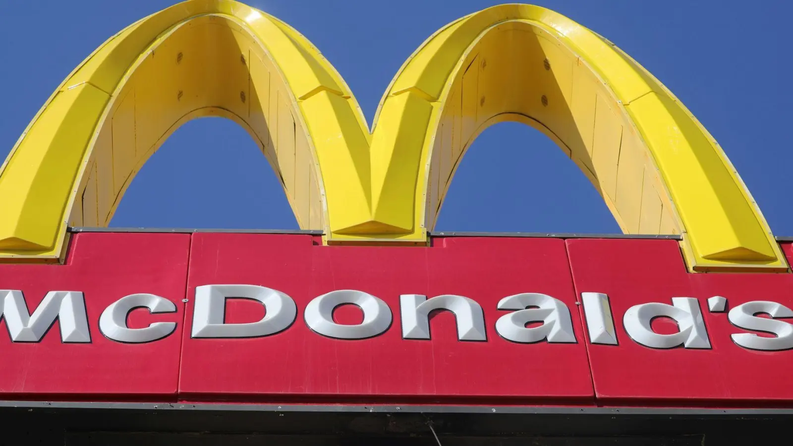 Bestellungen im Drive-Thru sollen bei McDonald&#39;s bald von KI entgegengenommen werden. (Foto: Rick Bowmer/AP/dpa)