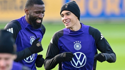 Antonio Rüdiger (l.) und Jamal Musiala (r.) - zwei wichtige Säulen für Bundestrainer Nagelsmann.  (Foto: Uwe Anspach/dpa)