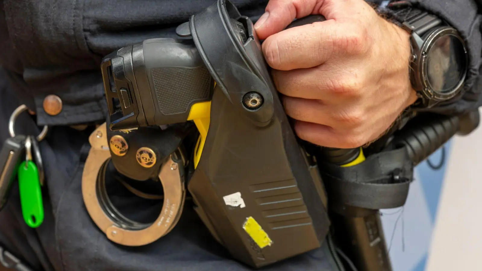 Der Verdächtige versuchte noch zu flüchten, konnte aber von der Polizei festgehalten werden. (Symbolbild) (Foto: Peter Kneffel/dpa)