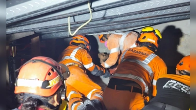 Die Retter haben mehrere Menschen lebend geborgen. (Foto: -/Basarnas/XinHua/dpa)