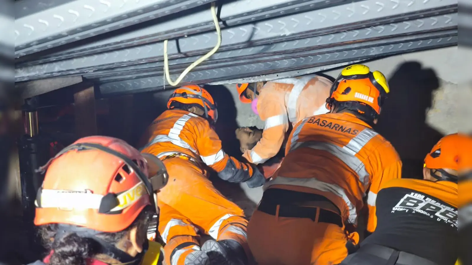 Die Retter haben mehrere Menschen lebend geborgen. (Foto: -/Basarnas/XinHua/dpa)
