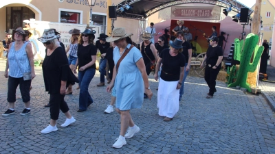 Line-Dancer haben in der Region selten so viel Möglichkeit wie bei der Westernstadt Merkendorf, um ihr Können zu zeigen. In den schwarzen T-Shirts sind die „Flaming Leather Boots” aus Mitteleschenbach gekommen. (Foto: Robert Maurer)