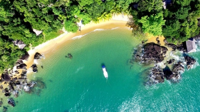 Blick aus der Luft auf die Masoala Forest Lodge. Die deutsche Abenteurerin lebt mit ihrer Familie in einem der entlegensten Orte der Welt. (Foto: Maria Bester/Masoala Forest Lodge/dpa)
