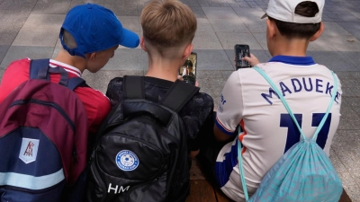 Viele soziale Netzwerke sind für Unter-16-Jährige in Australien seit Dezember tabu. (Archivbild) (Foto: Rick Rycroft/AP/dpa)