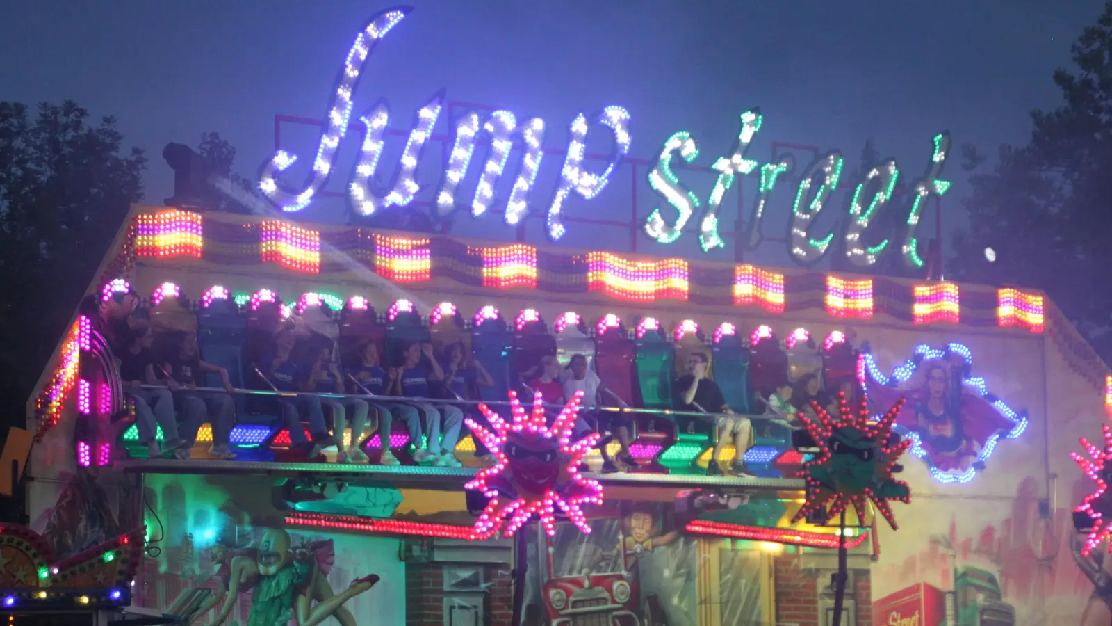 Festplatzbetrieb mit verschiedenen Fahrgeschäften für Klein und Groß. (Foto: Hans-Bernd Glanz)