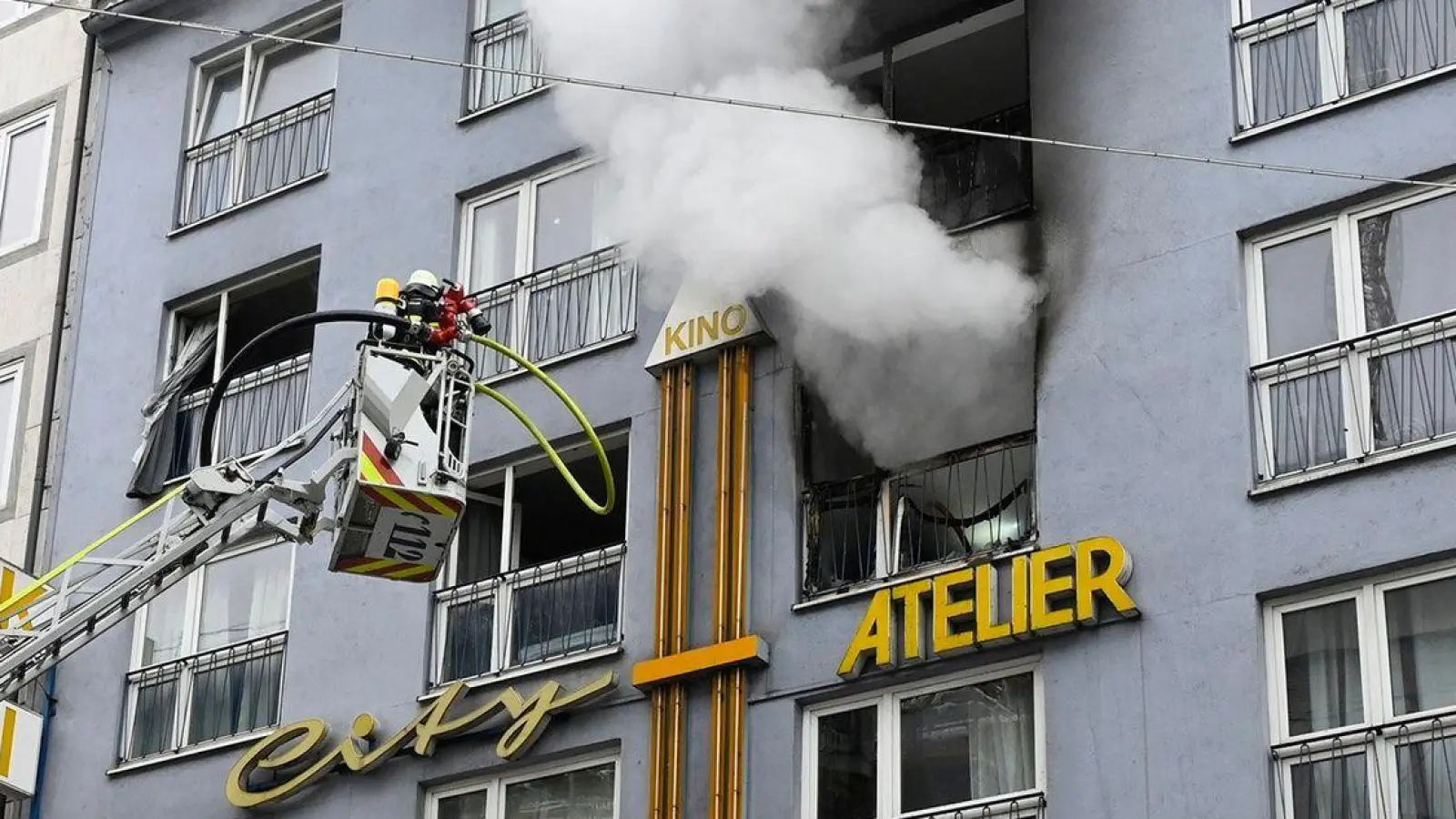 Mehrere Wohnungen sind nicht mehr bewohnbar. (Foto: Florian Reichmann/Berufsfeuerwehr München/dpa)