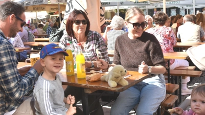 Kind und Kegel genießen das Neustädter Herbstfest am Marktplatz mit fränkisch Deftigem. (Foto: Anita Dlugoß)