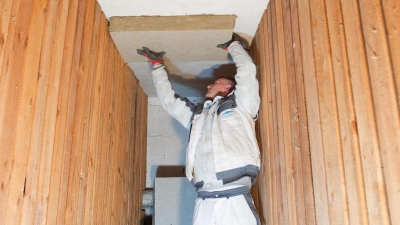 Kellerdecke dämmen, Heizkosten senken: Wer handwerkliches Geschick besitzt, kann die Dämmung der Kellerdecke selbst anbringen. (Foto: Klaus-Dietmar Gabbert/dpa-tmn)