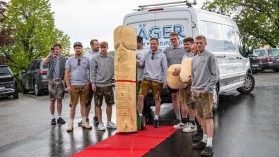 Der Riesen-Penis aus Holz soll künftig in Niederbayern für ein Kinderwunschzentrum werben. (Foto: Markus Zechbauer/Zema Medien/dpa)