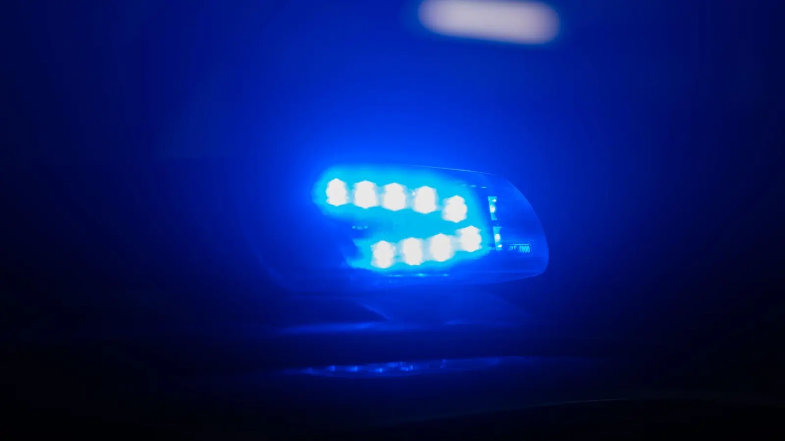 Gewaltsam verschaffen Einbrecher sich in der Nacht Zutritt zu einer Wurstbude. (Symbolbild) (Foto: Robert Michael/dpa)