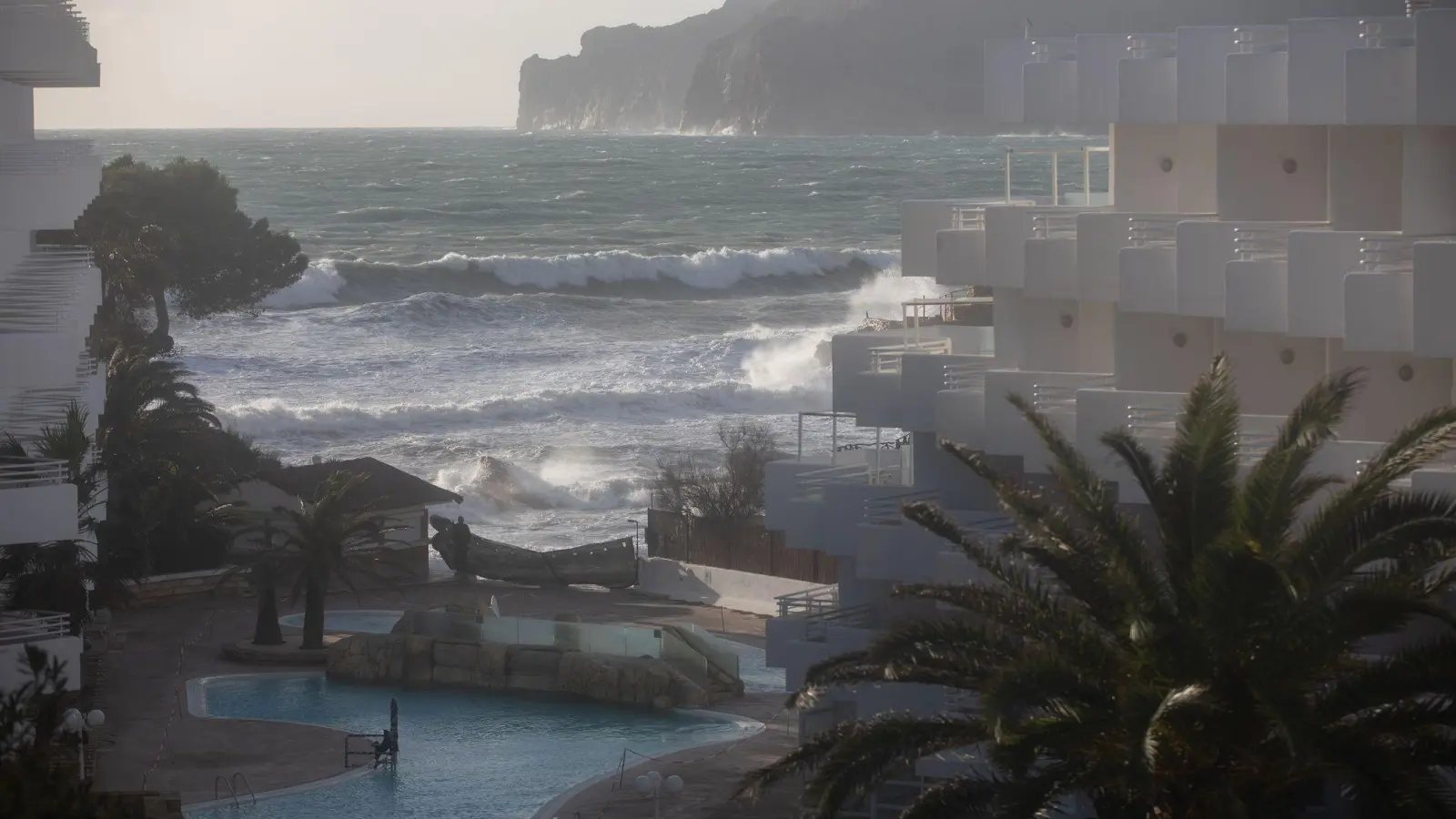 Nach dem Sturm können sich die Menschen auf Mallorca auf ein ruhigeres Wochenende mit Sonne freuen. Nächste Woche soll es wieder regnen. (Archivbild) (Foto: Clara Margais/dpa)