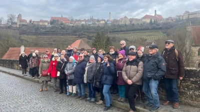Die Gruppe aus Athis Mons, die im Dezember 2025 zu Besuch war, auf der Doppelbrücke. Dieses Jahr ist ein Besuch an Pfingsten geplant. Dann werden 50 Jahre Partnerschaft gefeiert.  (Foto: Städtepartnerschaftsverein Rothenburg)