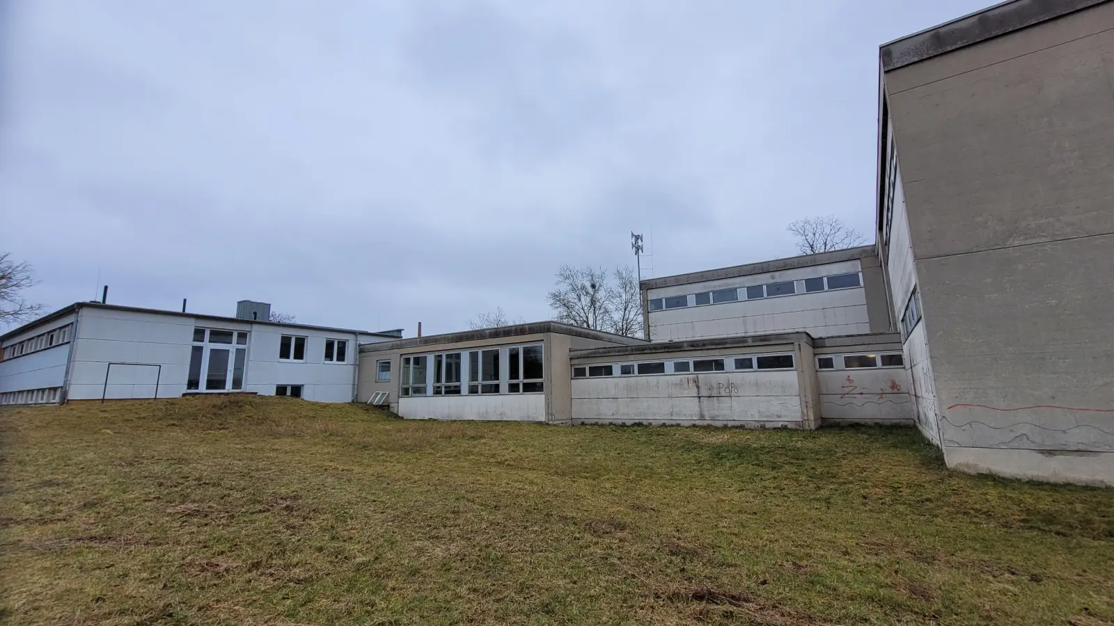 Grauer Beton prägt die Rückseite der Grundschule Dietersheim. (Foto: Nina Daebel)