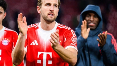 Dreifachtorschütze beim Sieg in Stuttgart: Bayern-Star Harry Kane (M.). (Foto: Tom Weller/dpa)