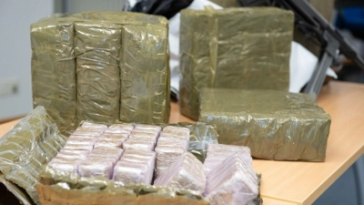 Im Kühlschrank eines mutmaßlichen Drogenschmugglers finden Zollbeamte Haschisch - getarnt als Dubai-Schokolade. (Symbolbild) (Foto: Timm Schamberger/dpa)