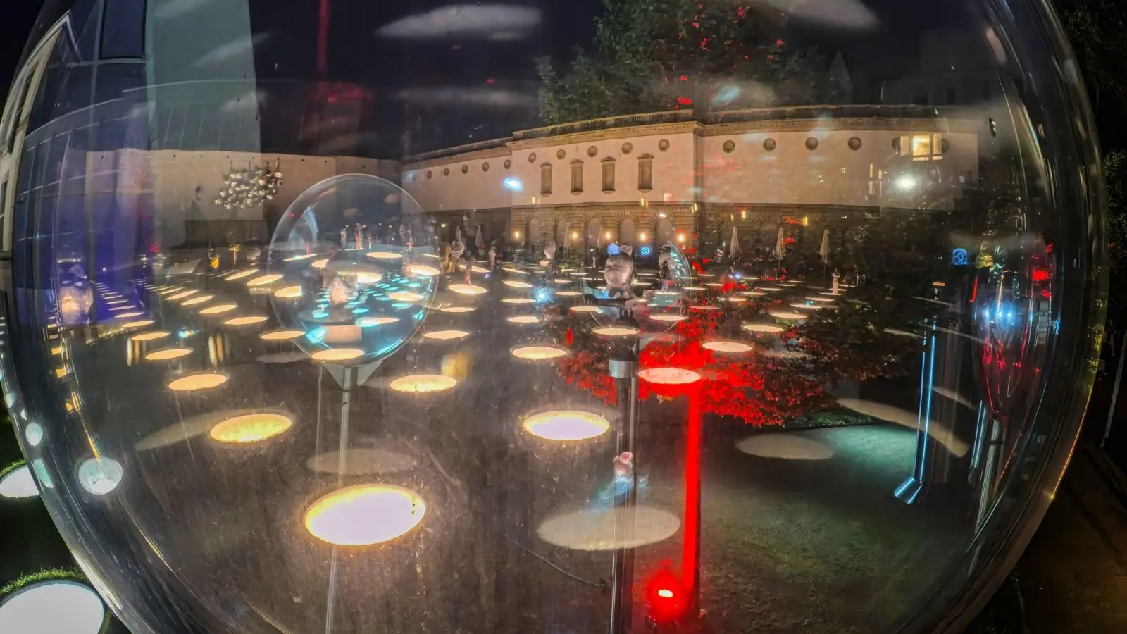 Das Frankfurter Städel, hier mit illuminiertem Garten, gehört zu den Museen, die einen langen Donnerstag anbieten. (Archivbild) (Foto: Andreas Arnold/dpa)