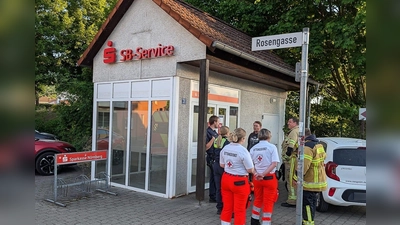 Die Feuerwehr befreite den Mann nach rund 15 Minuten. (Foto: -/Feuerwehr Hersbruck/dpa)