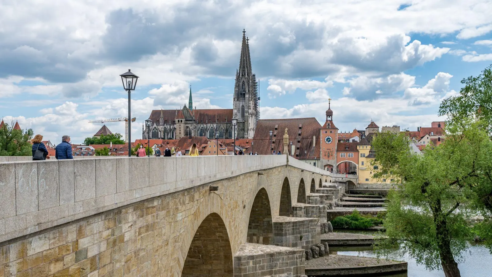 Die Steinerne Brücke führt über die Donau zur Altstadt von Regensburg. (Archivbild) (Foto: Armin Weigel/dpa)