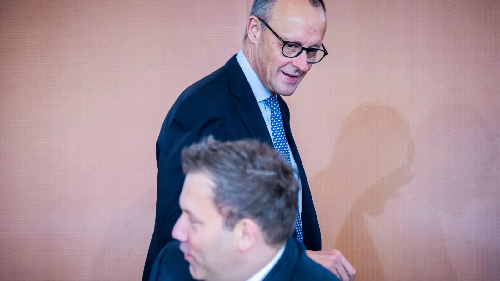 Erst schaltete sich Klingbeil in Debatte ein, dann erklärte sich Merz. (Foto: Christoph Soeder/dpa)