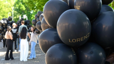Bei einer Kundgebung für den von der Polizei erschossenen Lorenz steigen schwarze Ballons mit seinem Namen auf.  (Foto: Izabela Mittwollen/dpa)