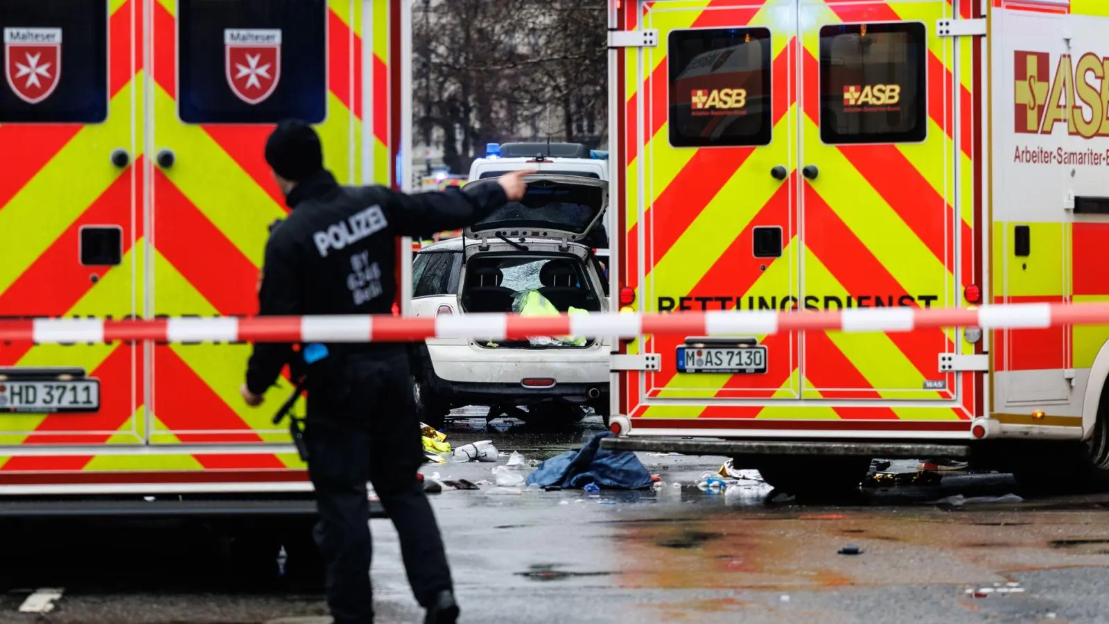 Mehrere Menschen werden verletzt in Münchner Krankenhäuser gebracht.  (Foto: Matthias Balk/dpa)