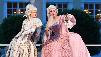 Die Ansbacher Markgräfin Friederike Luise (links) und ihre Schwester Wilhelmine von Bayreuth tauschen sich aus.  (Foto: Manfred Blendinger)