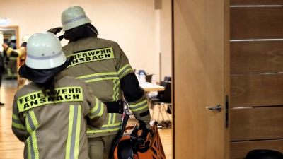 Feuerwehrleute auf dem Weg zum Seniorenbüro im Tagungszentrum Onoldia.  (Foto: Thomas Wirth)