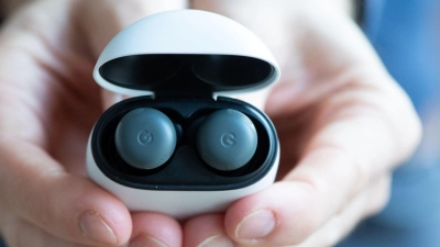 Hallo, kleine Pixel Buds! Googles neue Ohrstöpsel sind noch einmal kleiner geworden als die Vorgänger. (Foto: Franziska Gabbert/dpa-tmn)